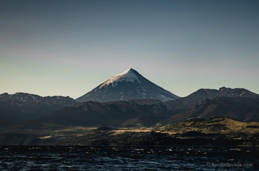  Volcán Lanín reflejado en lago al amanecer